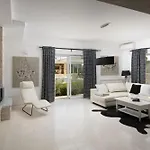 Piccolo Paradiso With Heated Pool, Jacuzzi & Sauna فيلة روفينجسكو سيلو