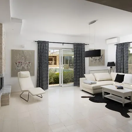 Piccolo Paradiso With Heated Pool, Jacuzzi & Sauna ヴィラ ロヴィンスコ・セロ