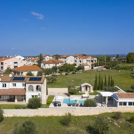 ヴィラ Piccolo Paradiso With Heated Pool, Jacuzzi & Sauna ロヴィンスコ・セロ